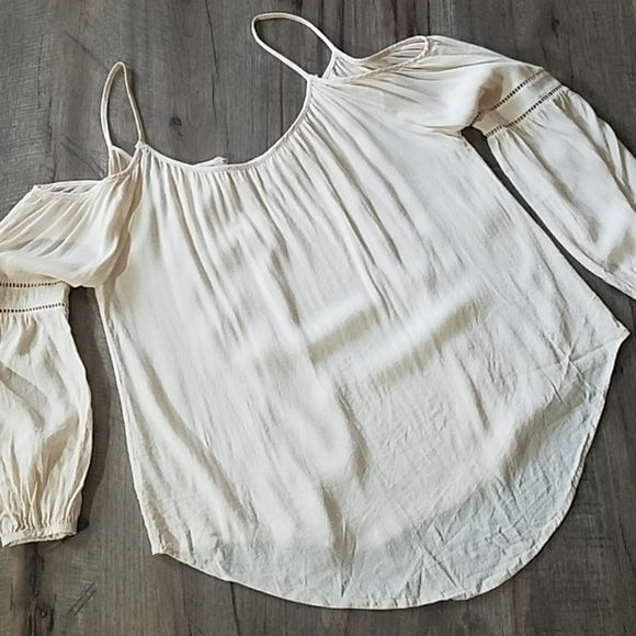 ❗SOLD❗ASTR THE LABEL Split Neck Cold Shoulder Blouse Sz Medium - Picture 8 of 8